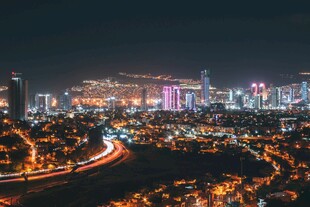城市璀璨夜景俯瞰图