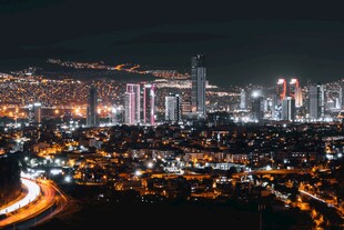 城市璀璨夜景俯瞰图