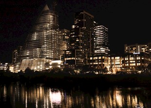 城市夜景灯火璀璨映湖面