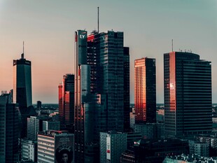 城市天际线夕阳下的繁华