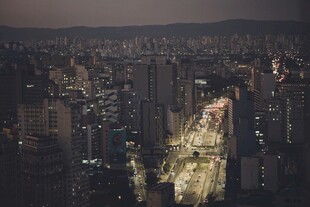 城市夜景中的梦幻光影元素