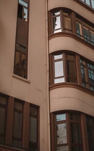 转角建筑的多扇复古窗户