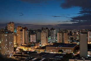 城市夜幕下的璀璨建筑群