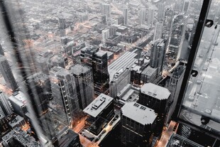 俯瞰城市高楼林立景象
