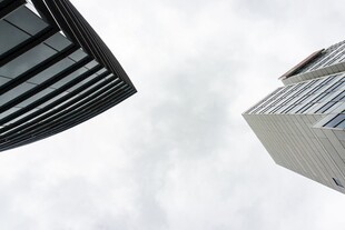 仰视下的现代建筑轮廓
