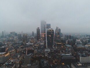 雾中伦敦城市天际线