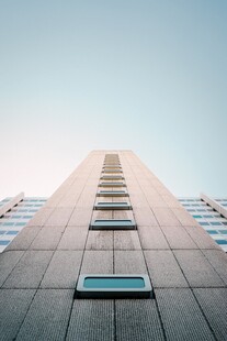 仰视下的现代高楼建筑