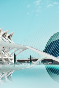 现代建筑景观下的平静水面