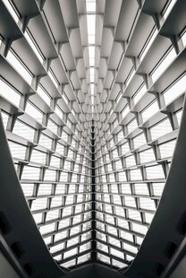 现代建筑独特几何屋顶结构