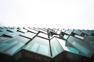 现代玻璃建筑独特外观