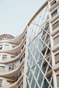 现代风格曲线建筑外观