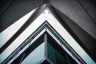 现代建筑独特几何外观