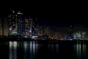 城市夜景下的璀璨水岸