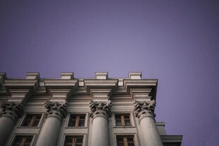 古典建筑顶部特写