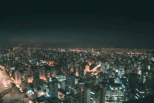 城市璀璨夜景俯瞰图
