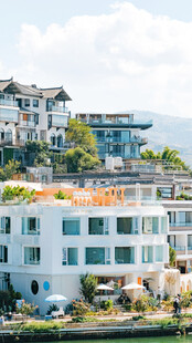 河畔多彩建筑景观