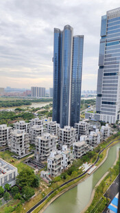 城市河畔高楼建筑群景观
