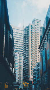 城市高楼间的街道风景