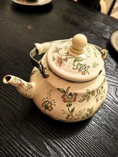 复古花纹陶瓷茶壶