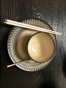 中式餐具与圆形物件组合