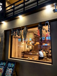 日式小店橱窗精致陈列