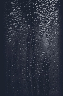 玻璃上的雨滴