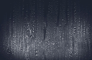 雨夜玻璃上的细密水珠