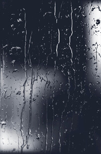 雨夜窗玻璃上的雨滴