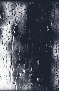 窗上雨滴朦胧黑白景致