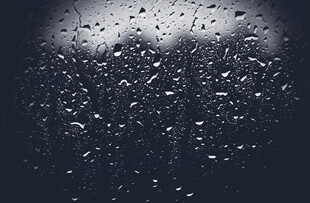 玻璃上的晶莹雨滴