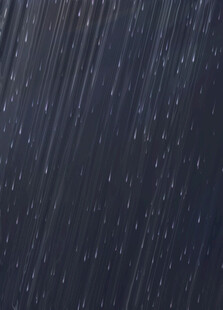 雨夜雨滴落下的美丽景象