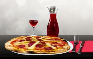 美味披萨搭配红酒餐具