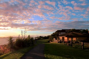 乡村黄昏美景中的温馨小屋