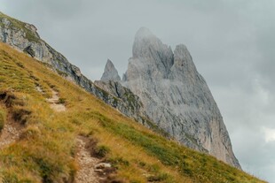 巍峨山峰与山间草地
