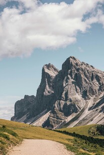 山间小径旁的巍峨山峰