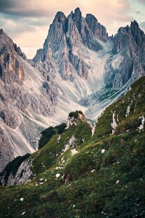 壮丽山景高山与葱郁植被