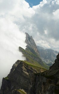 云雾缭绕中的巍峨山峰