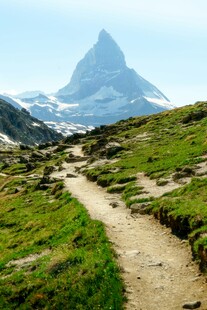 山间小径通往巍峨马特洪峰