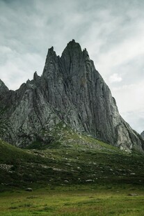 巍峨山峰下的翠绿草地