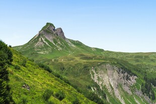 翠绿山峦巍峨山峰景色美