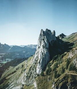 巍峨奇峰屹立山间