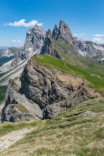 壮丽山景崎岖山路与峻峰