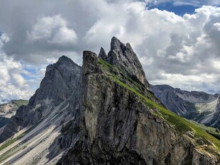 巍峨高山之巅壮丽景致
