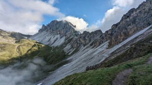 云雾缭绕的山脉