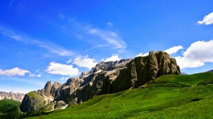 青山巨石间的蓝天美景