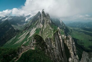 巍峨山峰云雾缭绕之景
