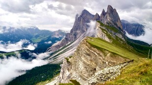 高山云海间的壮美山峰