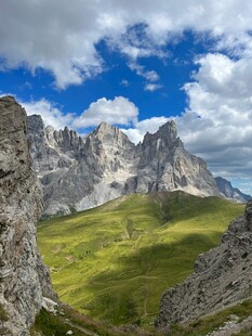 壮丽山景与葱郁山谷