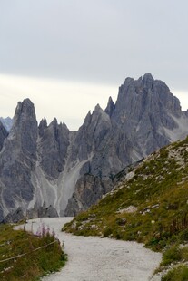 山间蜿蜒小路与壮丽山峰
