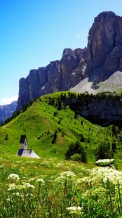 山间绿野中的静谧美景